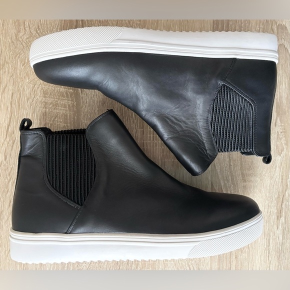 Blondo Gennie Waterproof Black Slip On Boot Sneakers - Picture 2 of 6